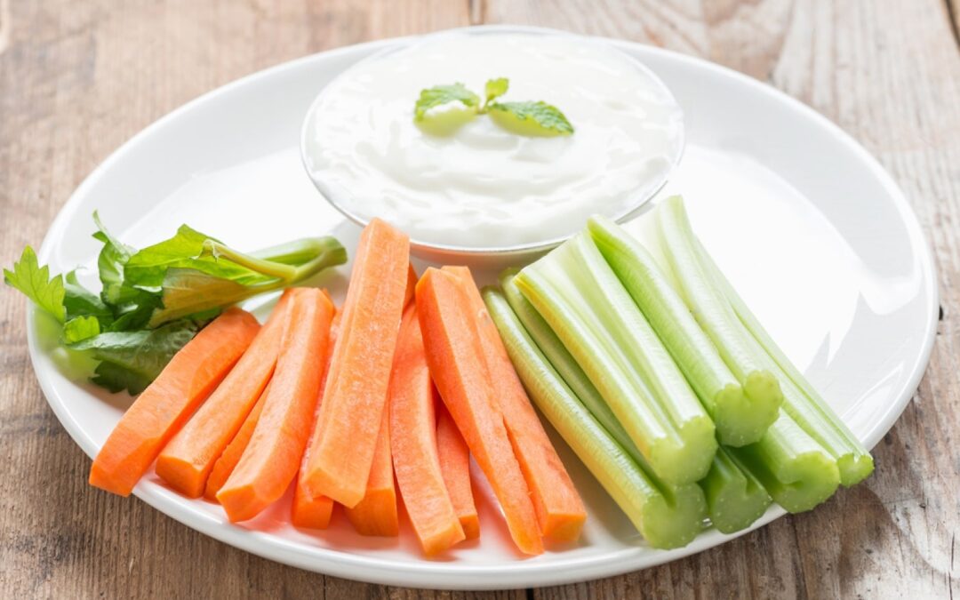 Salsa de yogurt con apio y zanahorias